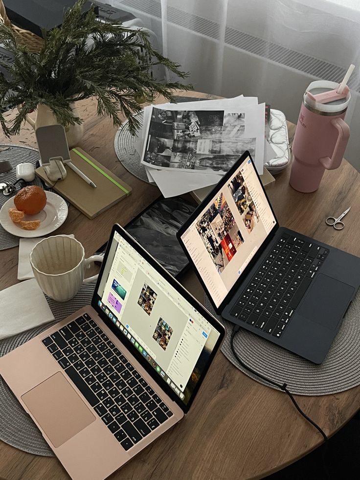Schreibtisch mit Laptops: Unternehmer mit hoher Verantwortung auf Teneriffa