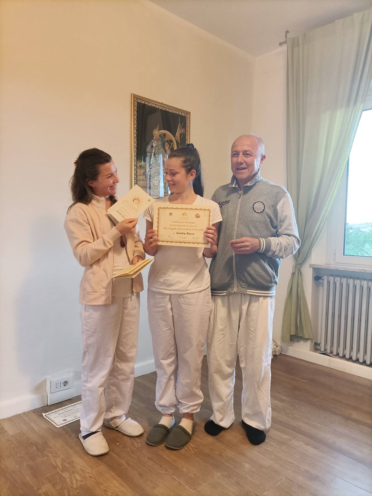 Giulia con su diploma de Ayurveda